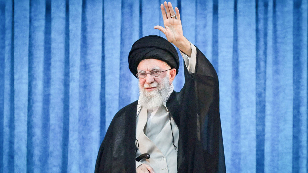 El líder supremo de Irán, el ayatolá Ali Jamenei, saluda durante el 36.º aniversario de la muerte del líder de la Revolución Islámica de Irán de 1979, el ayatolá Ruhollah Jomenei - Oficina del Líder Supremo de Irán/WANA via REUTERS