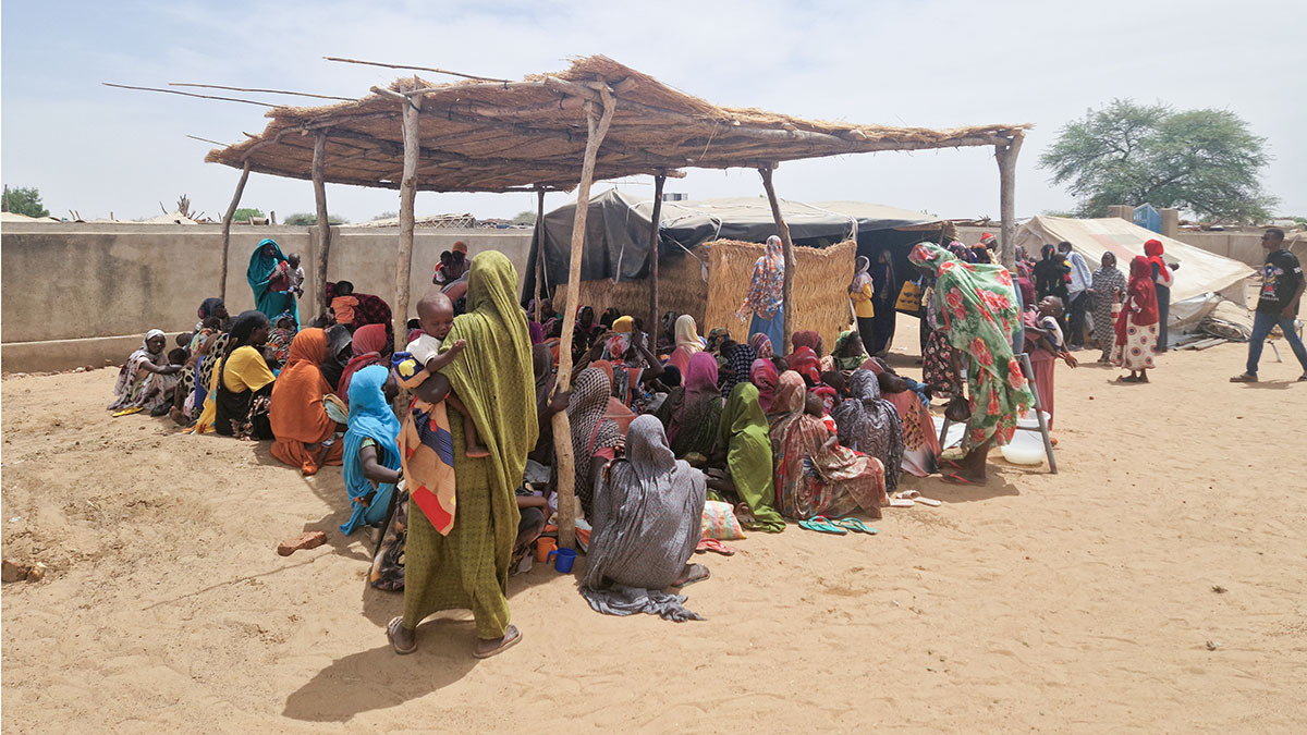 Área de espera del centro de salud de Bilel está constantemente abarrotada. MSF amplió el área de espera y dotó al centro de material de oficina esencial y suministros médicos vitales - PHOTO/ FELIPE VAN BRAAK/ MSF
<cke:encoded>%3Cstyle%20type%3D%26quot%3Btext%2Fcss%26quot%3B%3Ep.p1%20%7Bmargin%3A%200.0px%200.0px%200.0px%200.0px%3B%20font%3A%2012.0px%20Helvetica%3B%20color%3A%20%23000000%7D%0A%3C%2Fstyle%3E</cke:encoded>