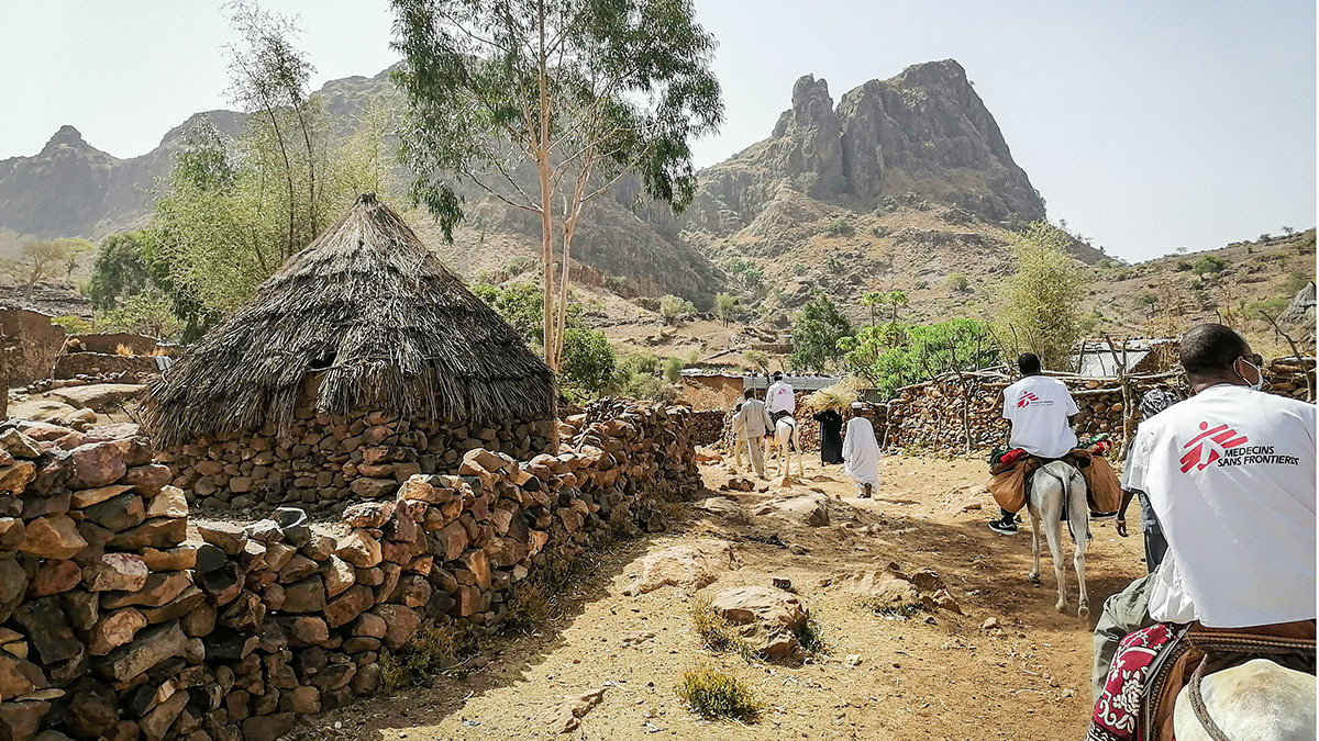 El equipo de MSF se desplaza en burro a comunidades remotas para prestar atención sanitaria - PHOTO/ MSF