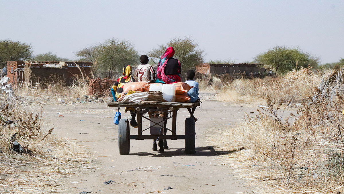Una de las familias de camino a casa tras recibir las cestas de alimento - PHOTO/ ABDOALSALAM ABDALLAH/ MSF