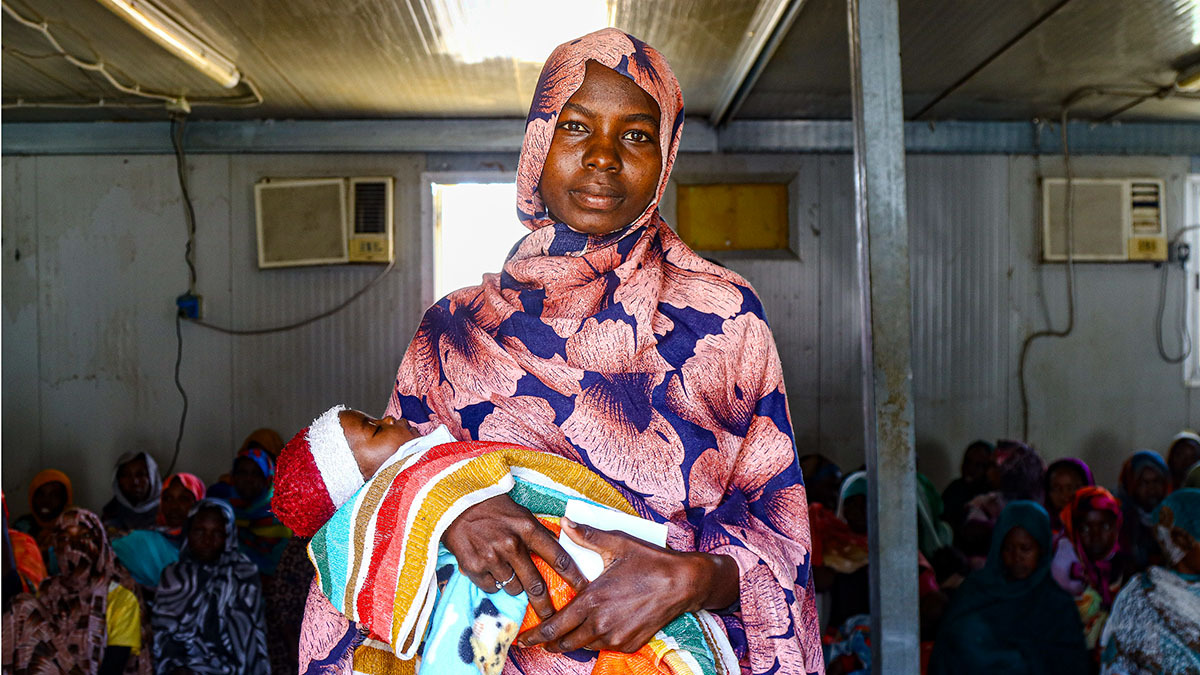 Rehab Musa, de 19 años, acude a su segunda cita de seguimiento con un médico de en el centro de salud del campo de Kalma gestionado por MSF - PHOTO/ ABDOALSALAM ABDALLAH/ MSF