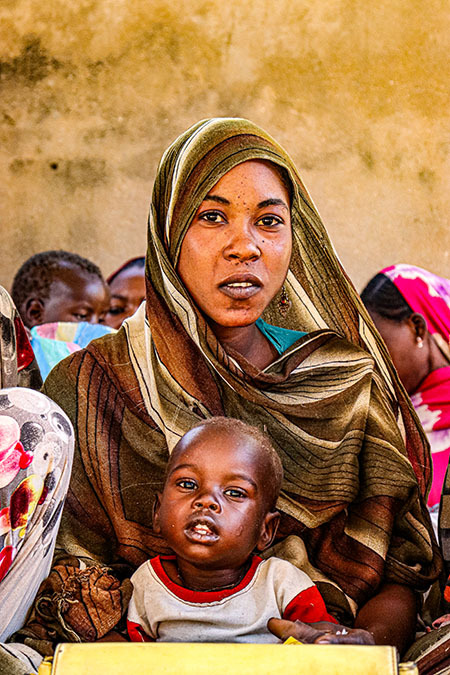 Kawthat Mohammed, 28 años, esperando recibir su cesta de alimentos - PHOTO/ ABDOALSALAM ABDALLAH/ MSF