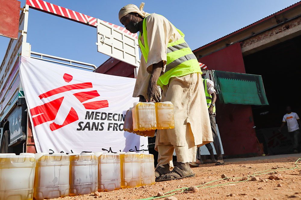 Personal de MSF descarga el camión para preparar la distribución en las afueras de Nyala - PHOTO/ ABDOALSALAM ABDALLAH/ MSF