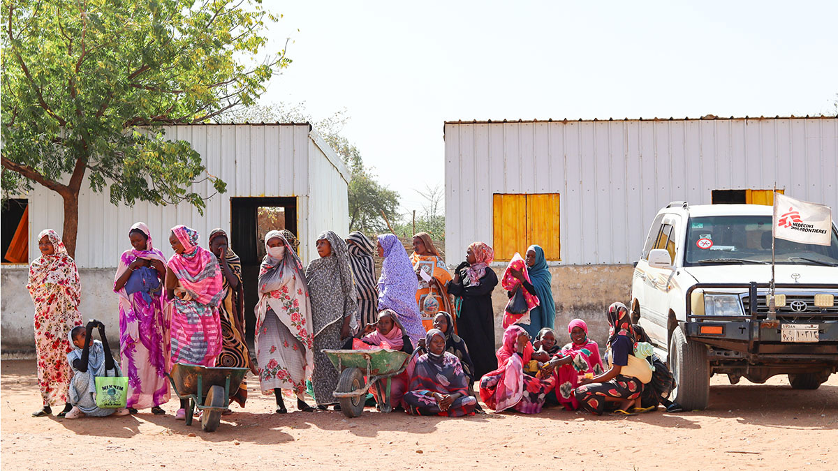 Mujeres esperando para recibir las cestas de alimentos distribuidas por MSF en Nyala - PHOTO/ ABDOALSALAM ABDALLAH/ MSF