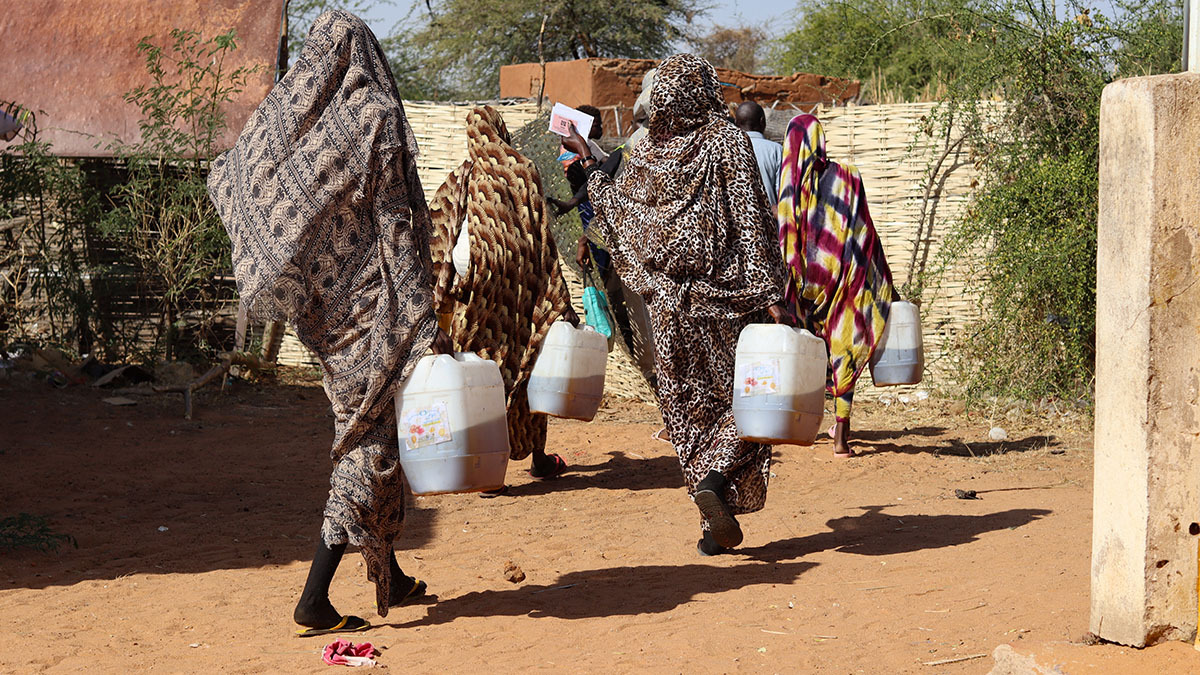 Mujeres transportando agua y alimentos durante una actividad de distribución de alimentos en Nyala - PHOTO/ ABDOALSALAM ABDALLAH/ MSF