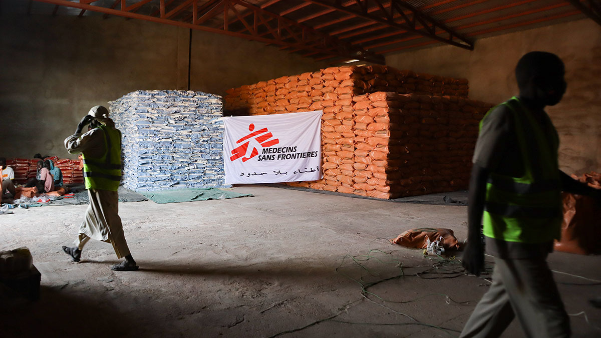 Personal del almacén de MSF preparándose para cargar alimentos en camiones - PHOTO/ ABDOALSALAM ABDALLAH/ MSF