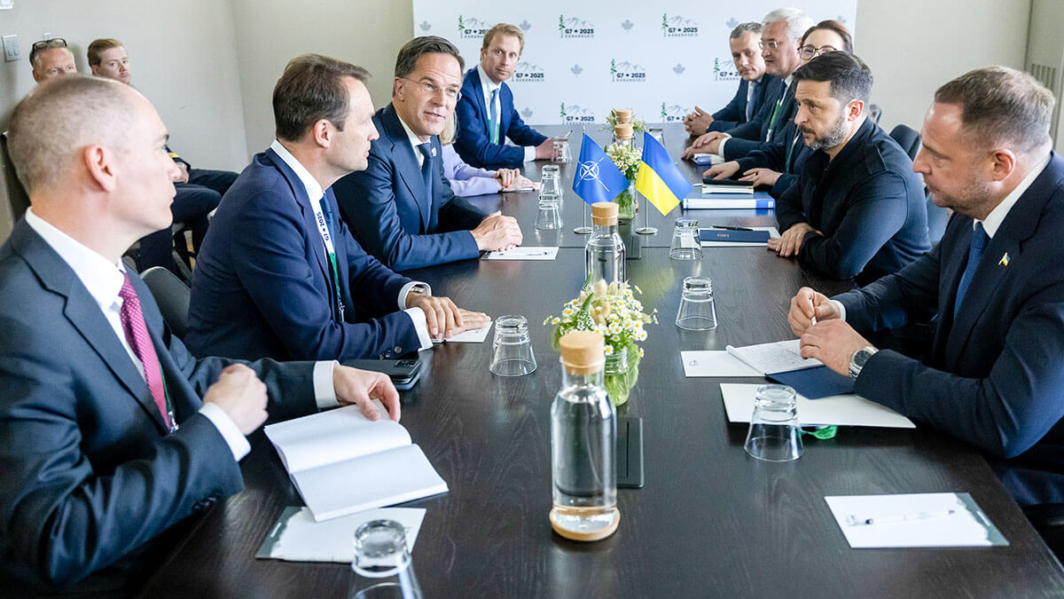 En su encuentro en Kananaskis, el secretario general de la Alianza, Rutte, y el presidente Zelenski, perfilaron la reunión con los 32 ministros de Exteriores de la OTAN programada para la tarde-noche del 24 de junio - PHOTO/NATO