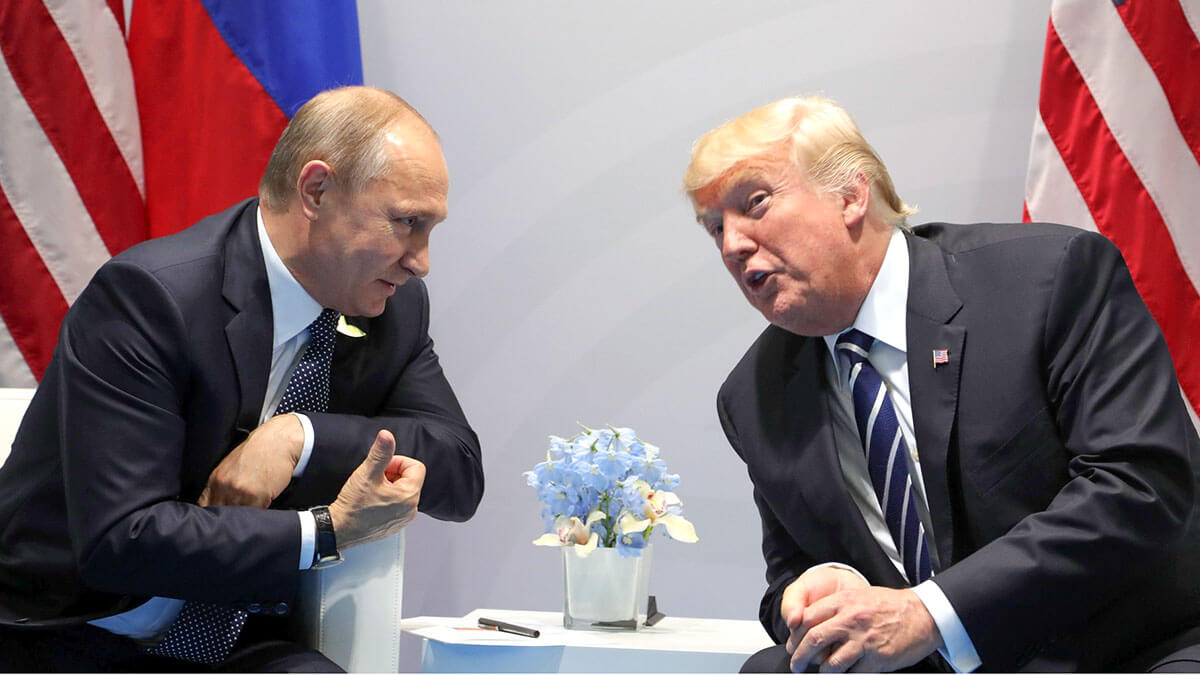 Trump no quiere enfadar a Putin, para evitar que las negociaciones entre Estados Unidos y Rusia para una paz duradera en Ucrania puedan naufragar. En imagen, durante su encuentro en Hamburgo en julio de 2017 - PHOTO/Kremlin