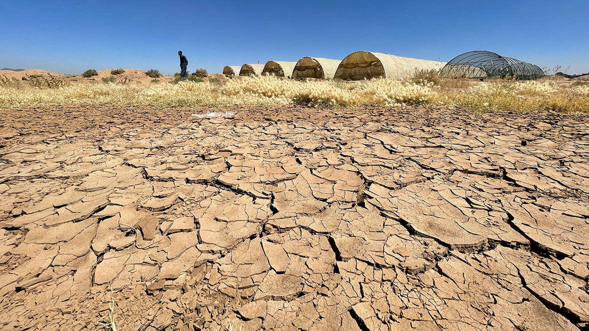 <p>Un agricultor camina por sus tierras, afectadas por la sequía, en las afueras de Saná, Yemen REUTERS/ KHALED - ABDULLAH </p>
