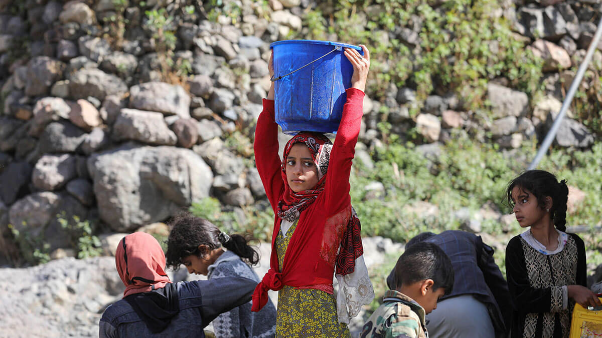 <p>Una niña lleva un cubo de agua que llenó de un grifo en Bani Matar, Yemen, uno de los países con mayor estrés hídrico del mundo, donde prevalecen la sequía inducida por el cambio climático y la falta de suministros de agua sostenibles, el 24 de agosto de 2023 - REUTERS/ KHALED ABDULLAH </p>