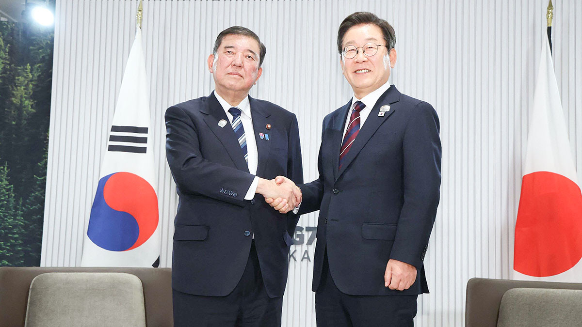 <p>El primer ministro de Japón, Shigeru Ishiba (izq.), y el presidente de Corea del Sur, Lee Jae-myung (der.), se estrechan la mano al inicio de su reunión bilateral en el marco de la Cumbre del G7 en Kananaskis, Alberta, el 17 de junio de 2025 - PHOTO/ REDES SOCIALES </p>