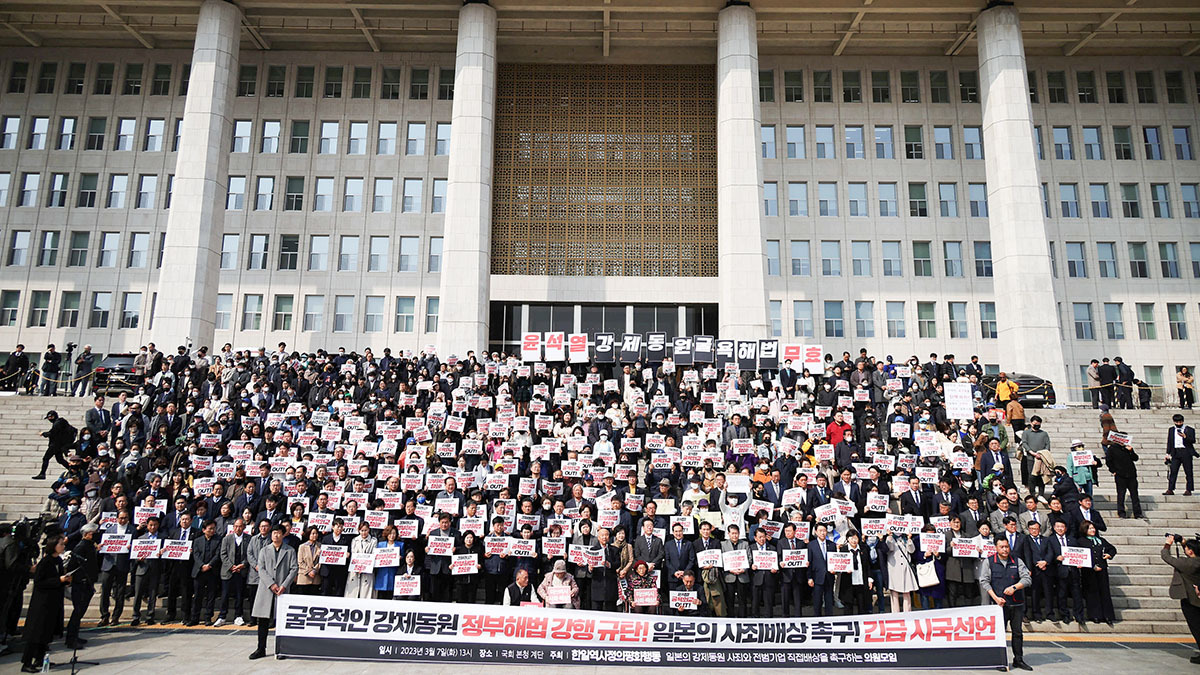 <p>Ciudadanos surcoreanos participan en una protesta para denunciar el plan del Gobierno para resolver una disputa sobre la compensación a las víctimas del trabajo forzoso, en la Asamblea Nacional de Seúl, Corea del Sur, el 7 de marzo de 2023. Las pancartas decían “¡La diplomacia humillante de Yoon Suk Yoel está FUERA!” y “Retirar la solución gubernamental para las víctimas del trabajo forzoso bajo la ocupación colonial japonesa de 1910-1945" - REUTERS/ KIM HONG-JI </p>