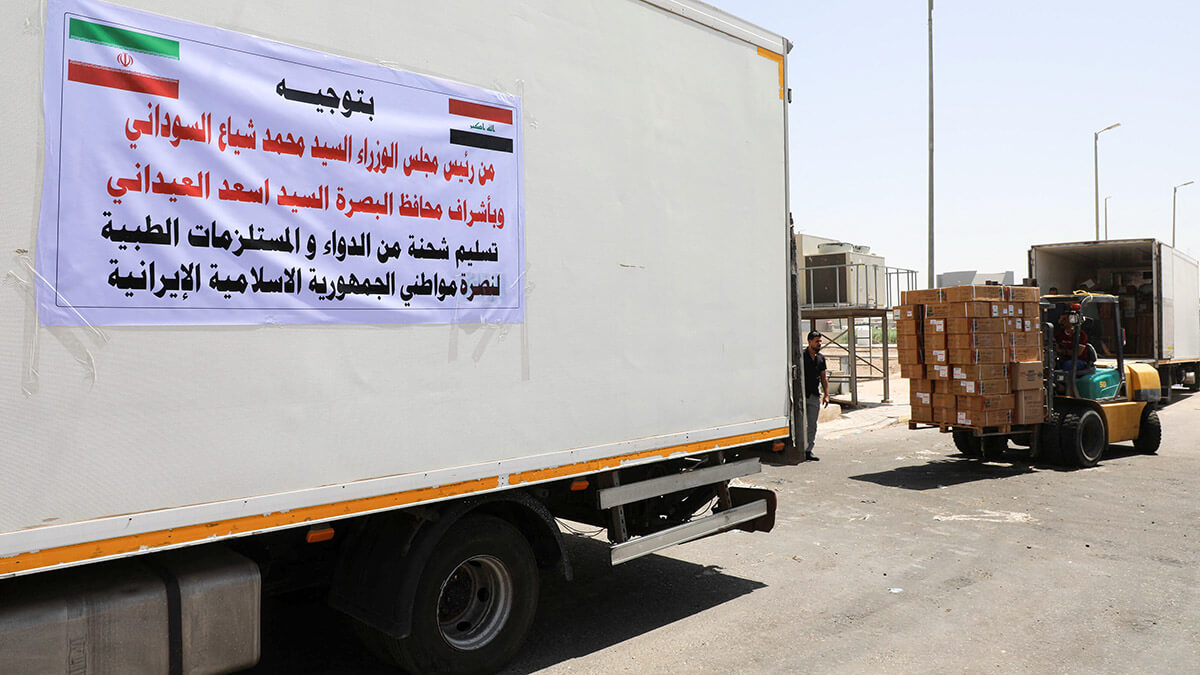 Cajas de suministros médicos se cargan en un camión como parte de un convoy de ayuda con destino a Irán en medio del conflicto entre Irán e Israel, en un envío organizado por el gobierno local y donado por propietarios de almacenes farmacéuticos, Basora, Irak, 19 de junio de 2025 - REUTERS/ MOHAMMED ATY