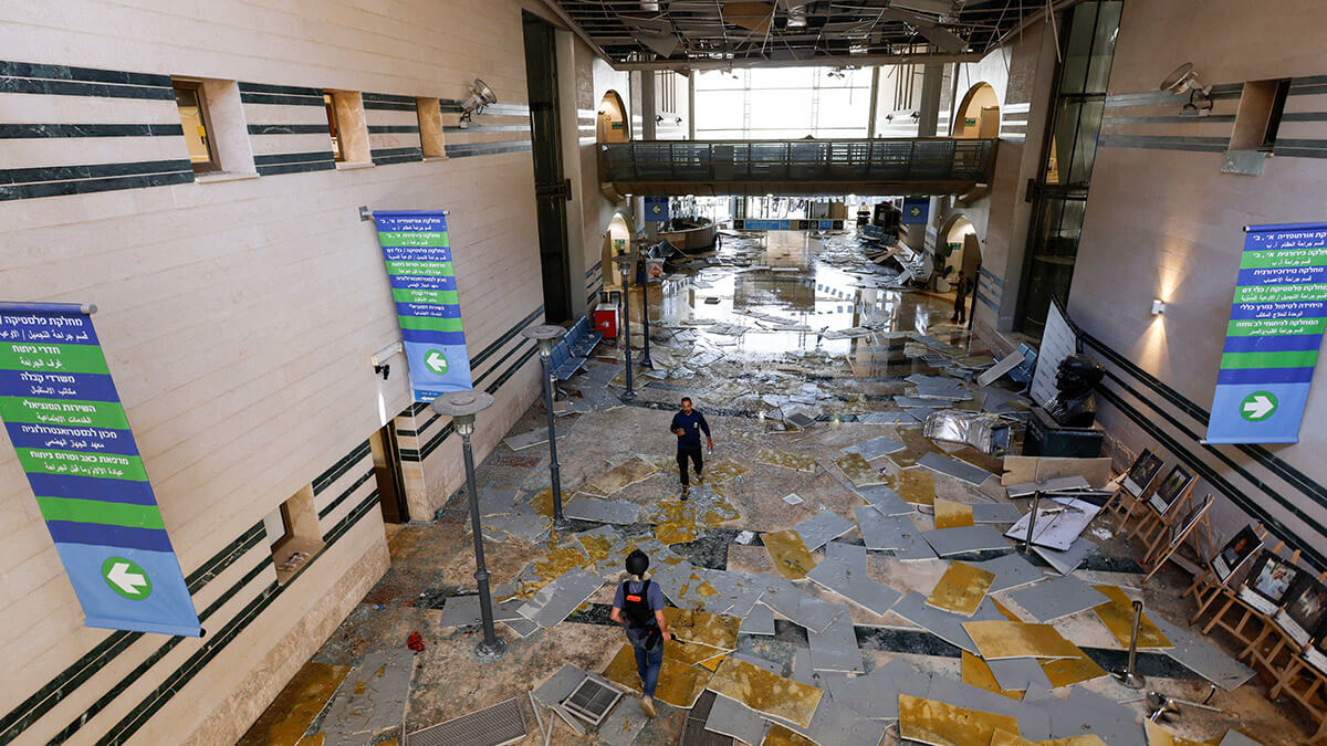 Lugar del impacto de un misil iraní contra Israel, en el Centro Médico Soroka, en Beer Sheva, Israel, el 19 de junio de 2025 - REUTERS/ AMIR COHEN