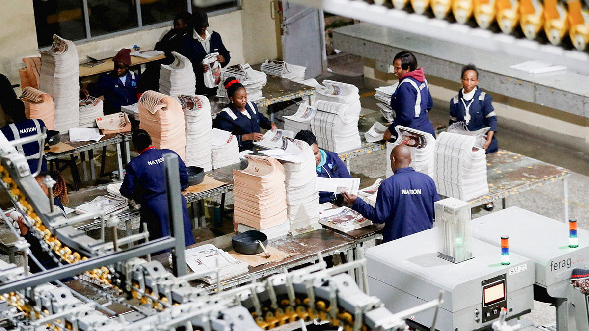 <p>Trabajadores preparan periódicos impresos para su circulación con una imagen del recién elegido papa León XIV, el cardenal Robert Prevost de los Estados Unidos, en la imprenta de Nation Media Group en las afueras de Nairobi, Kenia, el 8 de mayo de 2025 - REUTERS/ THOMAS MUKOYA </p>