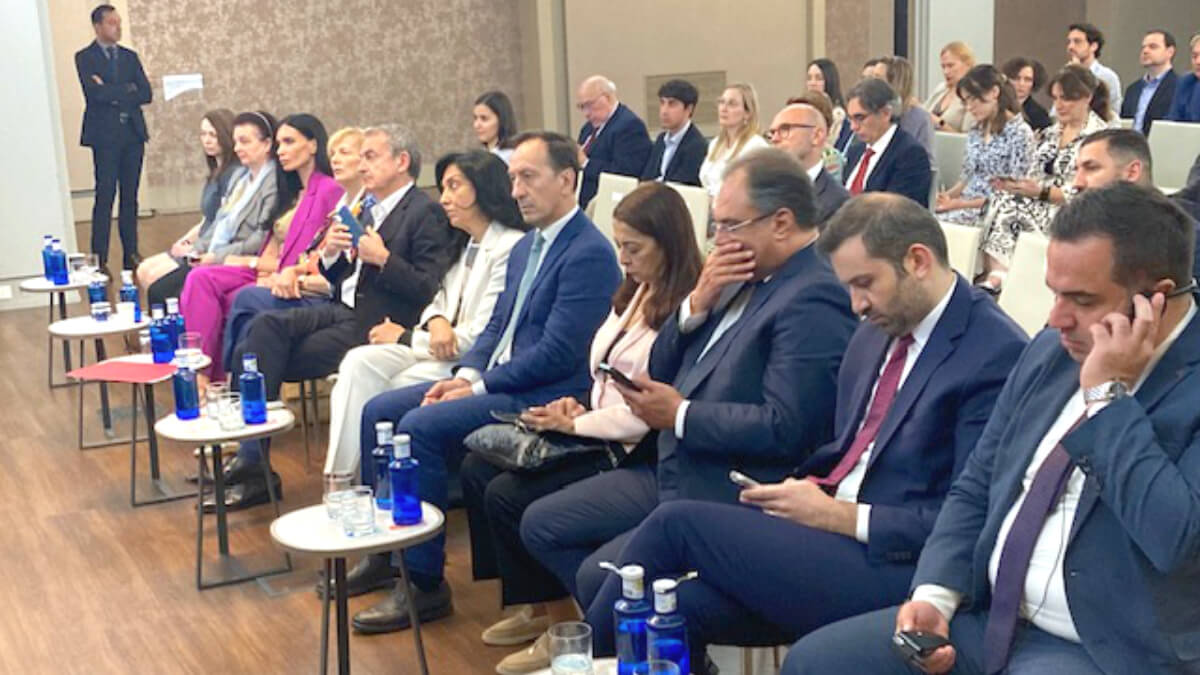 Primera fila de autoridades y embajadores