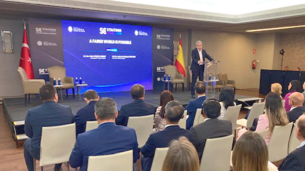 El expresidente Rodríguez Zapatero interviene ante el auditorio
