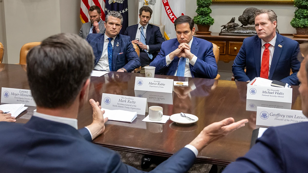La propuesta de Mark Rutte a los aliados es el fruto de las exigencias formuladas por Trump a través de su secretario de Estado, Marco Rubio, y de Defensa, Pete Hegseth, a la izquierda de la imagen - PHOTO/NATO