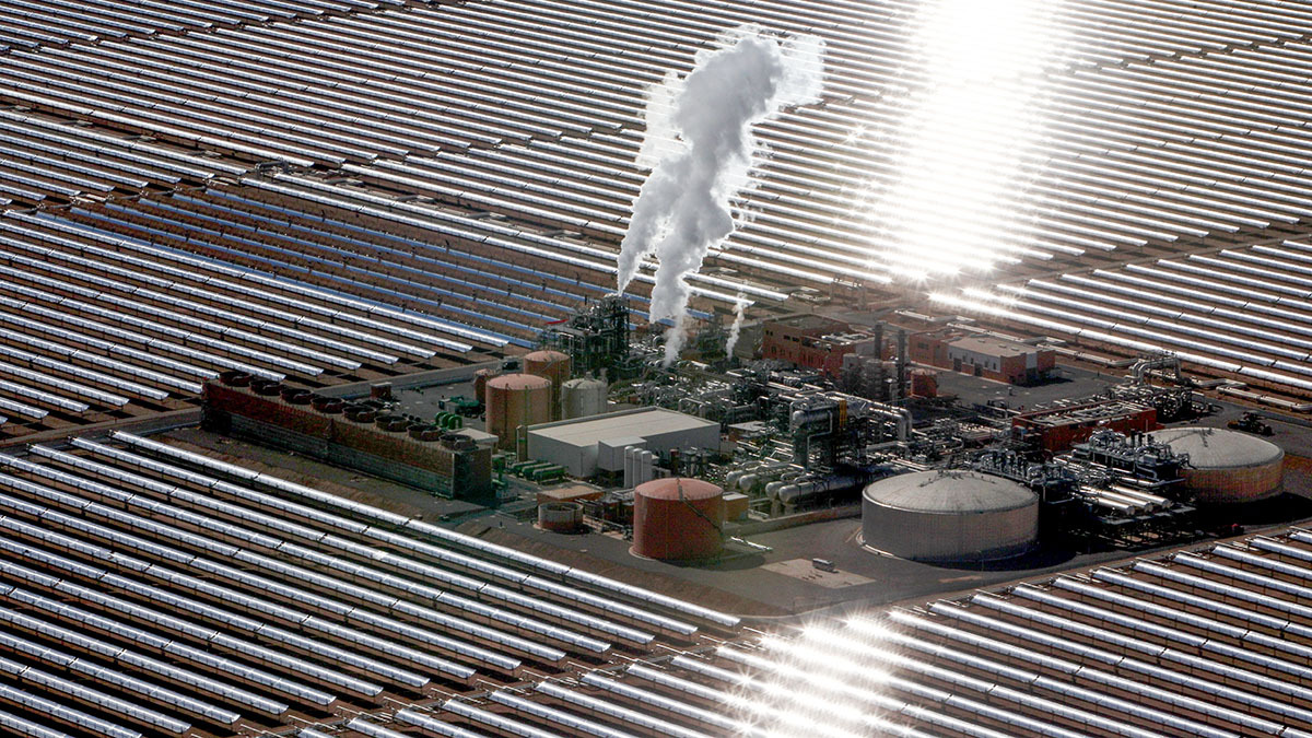 <p>Vista aérea muestra una planta solar en Ouarzazate, en el centro de Marruecos - AP/ABEDELJALIL BOUNHAR </p>