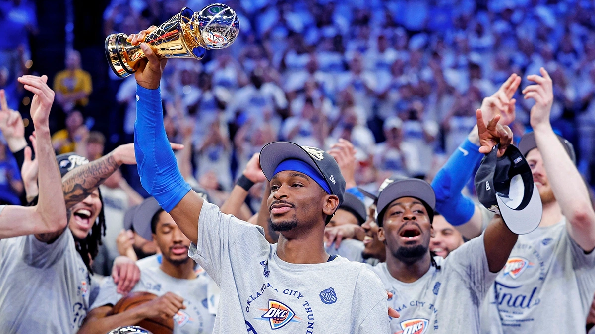 El escolta de los Oklahoma City Thunder Shai Gilgeous-Alexander celebra el trofeo de MVP de las Finales de la Conferencia Oeste tras derrotar a los Minnesota Timberwolves en el quinto partido para ganar las finales de la conferencia oeste de los Playoffs de la NBA 2025 en el Paycom - PHOTO/ ALONZO ADAMS/ IMAGN IMAGES via REUTERS