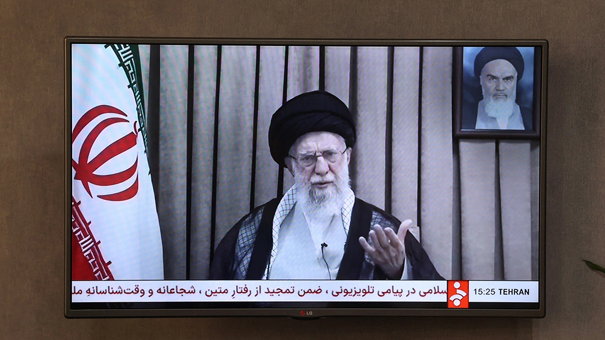 <p>Una pantalla de televisión muestra el mensaje televisado del líder supremo de Irán, el ayatolá Ali Jamenei, durante el conflicto entre Irán e Israel en Teherán, Irán, el 18 de junio de 2025 - WANA/ MAJID ASGARIPOUR vía REUTERS </p>