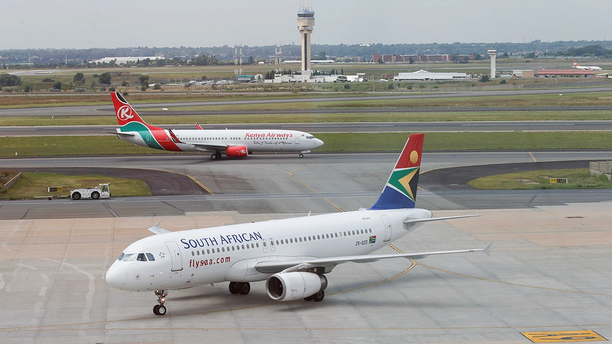 <p>Un Airbus A320-200 de South African Airways (abajo) llega mientras un Boeing 737-800 de Kenya Airways se prepara para despegar en el Aeropuerto Internacional OR Tambo en Johannesburgo, Sudáfrica - REUTERS/SIPHIWE SIBEKO </p>