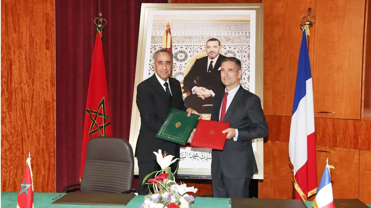 Abdellatif Hammouchi, director general de Seguridad Nacional y Vigilancia del Territorio (DGSN-DGST), junto a Louis Laugier, director general de la Policía Nacional de Francia, posando con los acuerdos firmados en materia de seguridad y defensa - PHOTO/X/@CherkaouiTalal
