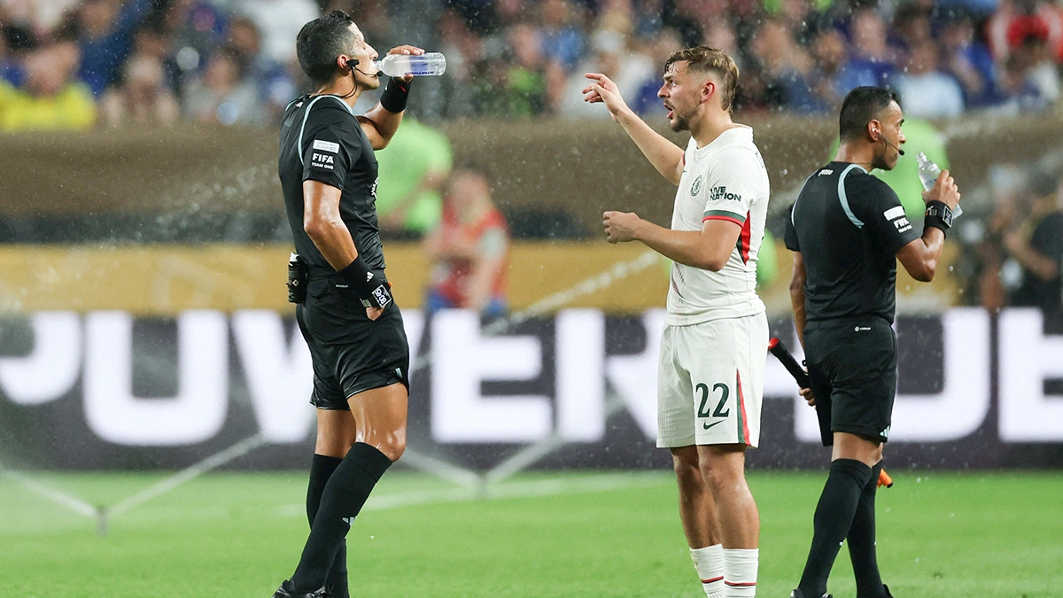 <p>Kiernan Dewsbury-Hall del Chelsea habla con el árbitro Yael Pérez durante la pausa de hidratación del segundo tiempo - REUTERS/ LEE SMITH</p>