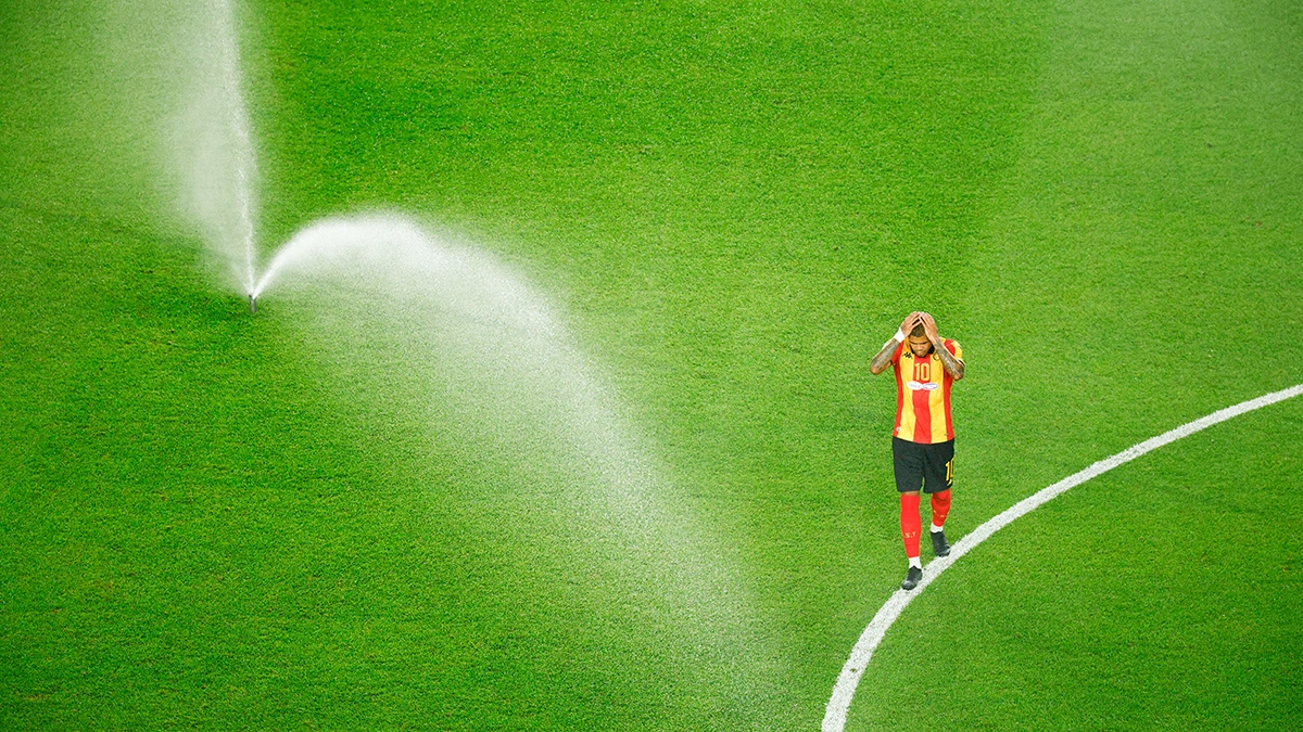 <p>Esperance Sportive de Tunis Yan Sasse reacciona cuando se encienden los aspersores durante la pausa de hidratación de la segunda mitad - REUTERS/ SUSANA VERA</p>
