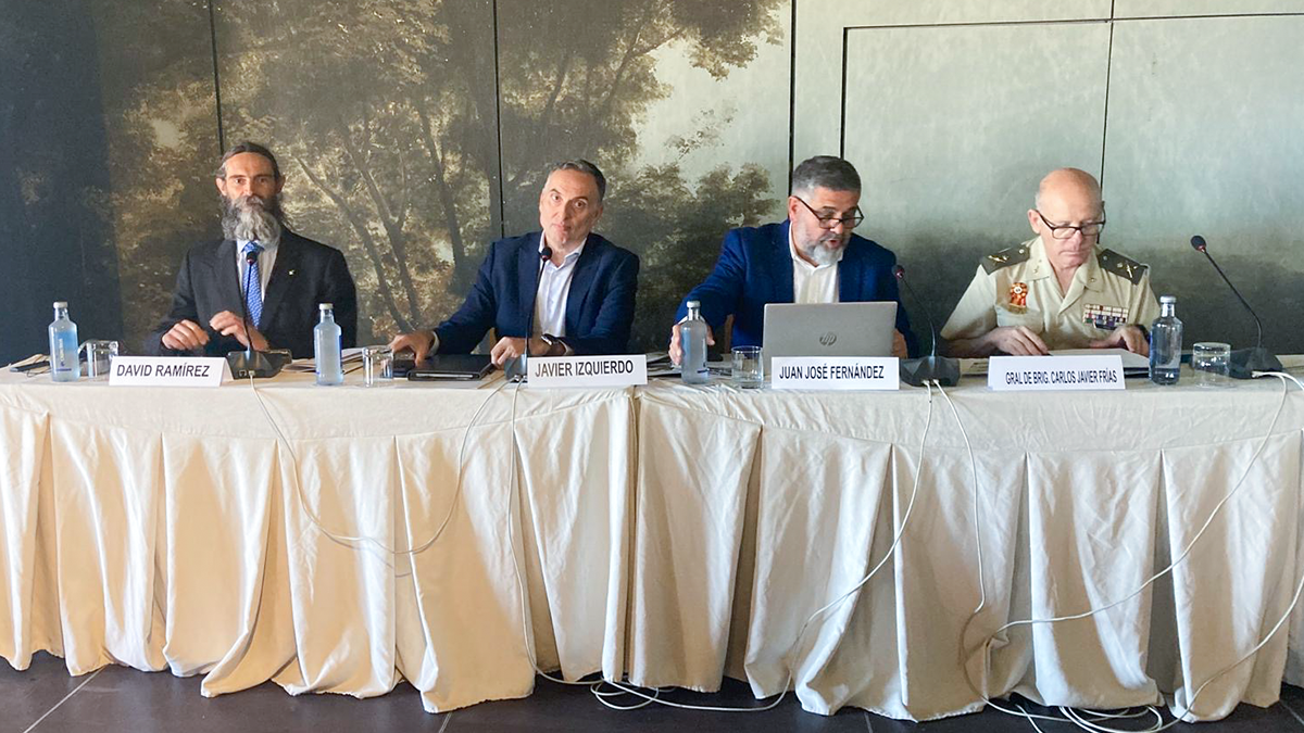De izquierda a derecha: David Ramírez, analista del Instituto Español de Estudios Estratégicos, Javier Izquierdo, director de Estrategia de Hispasat, Juan José Fernández, moderador y periodista de El Periódico, especialista en Seguridad y Defensa, general de Brigada Carlos Javier Frías, director de la Escuela de Guerra y Liderazgo del Ejército de Tierra