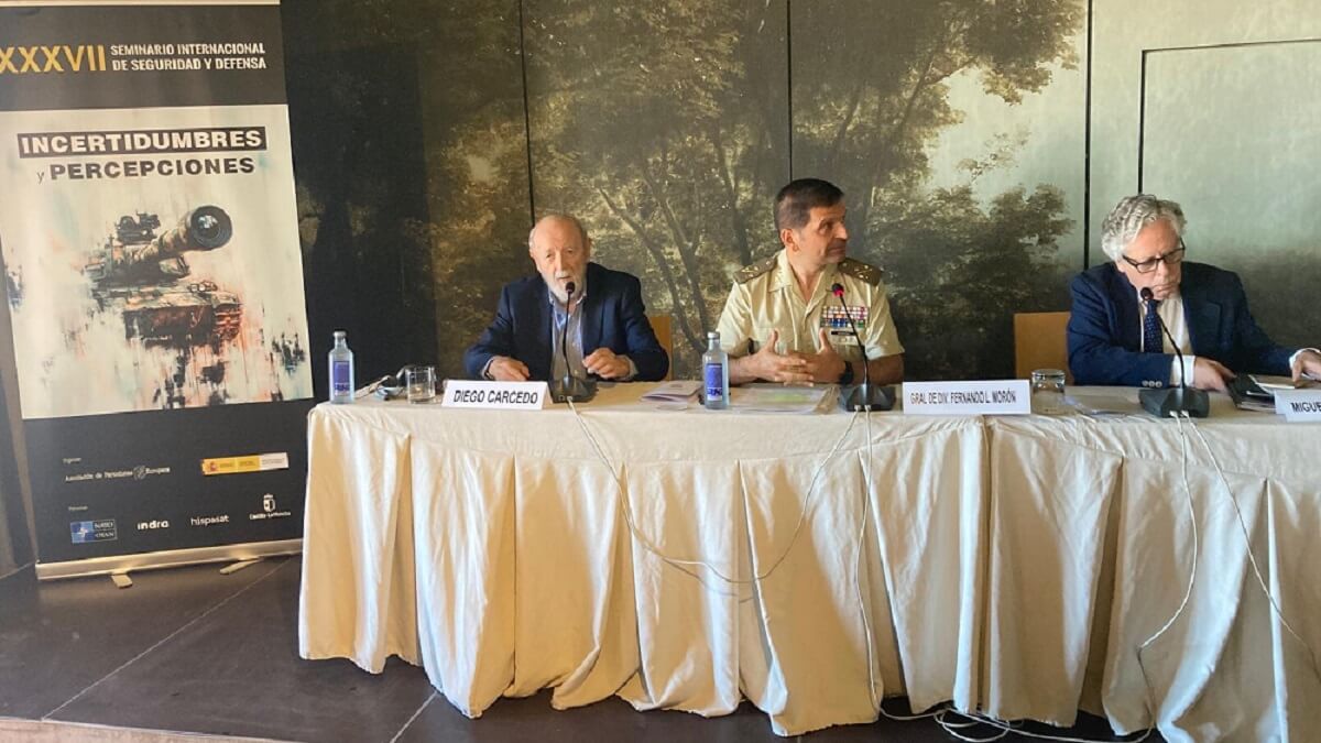 De izquierda a derecha: Diego Carcedo, presidente de la Asociación de Periodistas Europeos, general de División Fernando Luis Morón Ruiz, director de Investigación, Doctrina, Orgánica y Materiales, Miguel Ángel Aguilar, secretario general de la Asociación de Periodistas Europeos