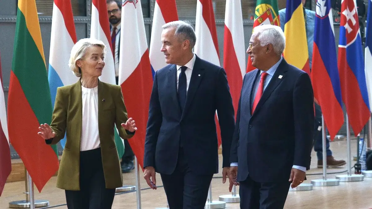 La presidenta de la Comisión Europea, Ursula von der Leyen, el presidente del Consejo Europeo, António Costa, y el primer ministro canadiense, Mark Carney, durante la cumbre entre Europa y Canadá el 23 de junio de 2025 - PHOTO/PRESIDENCIA DE CANADÁ