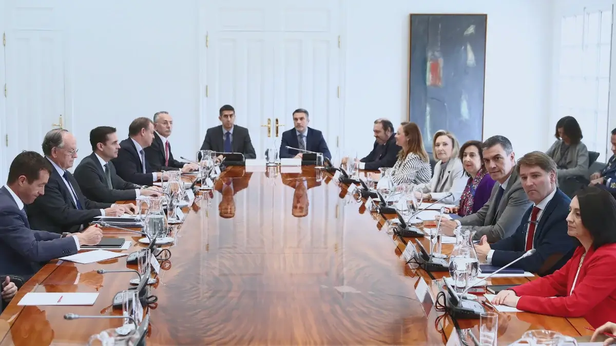 Hacer público el estudio de viabilidad del portaviones cuenta con el placet del director de la Oficina de Asuntos Económicos de Moncloa, Manuel de la Rocha, segundo por la derecha - PHOTO/Pool Moncloa-José Manuel Álvarez
