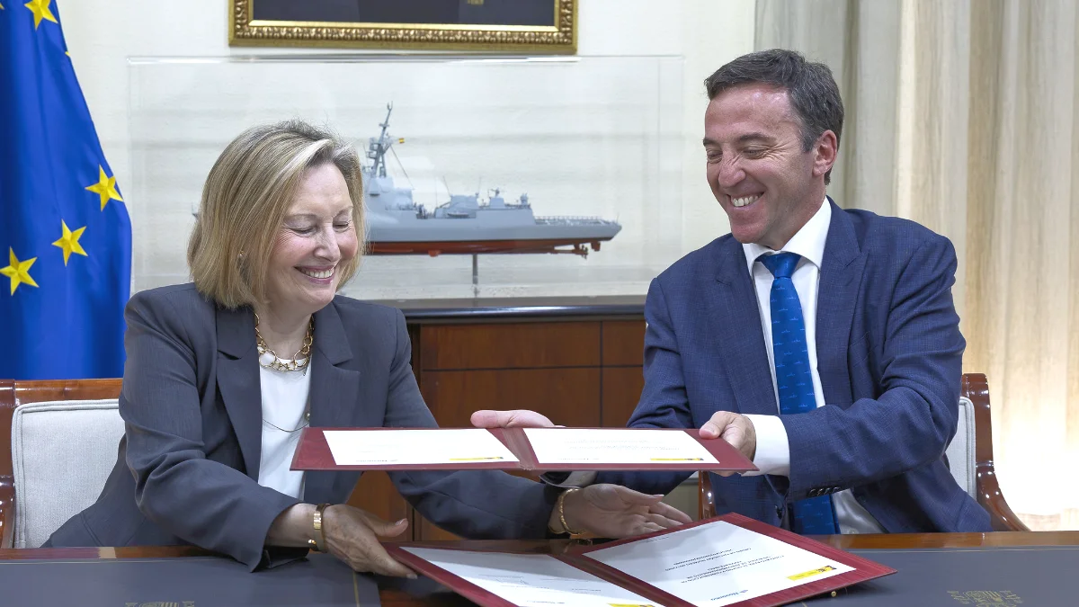 El estudio de viabilidad goza del visto bueno de la secretaria de Estado de defensa, Amparo Valcalce. En imagen con el presidente de Navantia, Ricardo Domínguez - PHOTO/MDE-Rubén Somonte