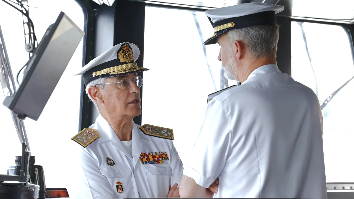 El Estado Mayor de la Armada dispone de una División de Planes con una sección de Planes Estratégicos. En imagen, el almirante Antonio Piñeiro, al mando de la Armada, en conversación con el rey Felipe VI - PHOTO/MDE-Rubén Somonte
