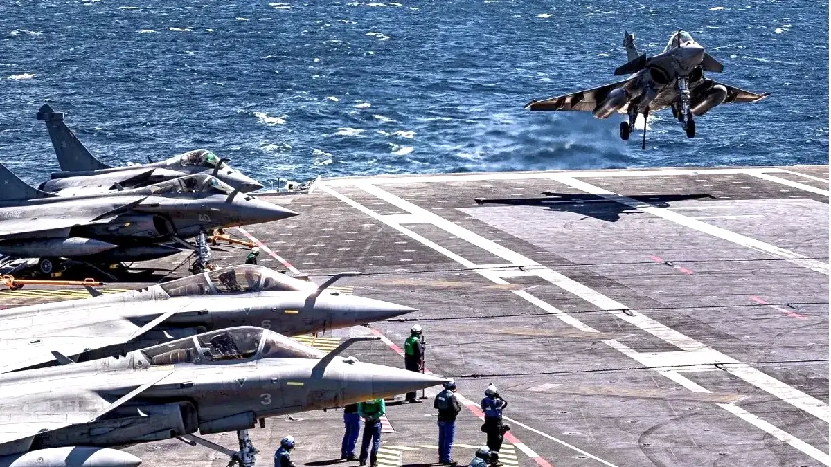 La nueva opción que contempla la Armada es el francés Rafale Marine. En imagen, un aparato en el momento de apontar sobre la cubierta del portaviones de propulsión nuclear Charles de Gaulle - PHOTO/Marine Nationale-Dassault Aviation