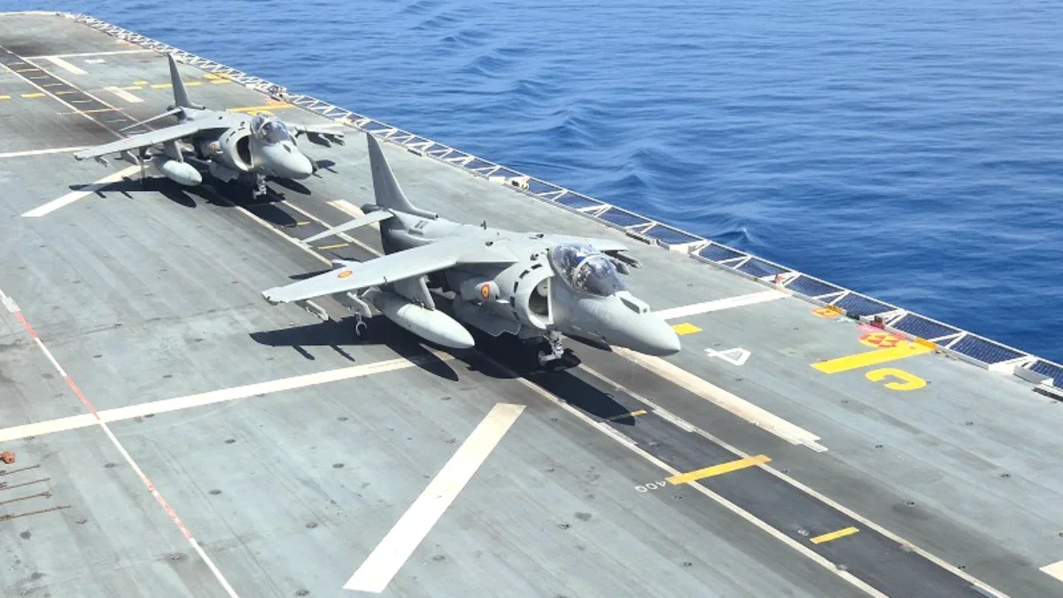 La menguante Escuadrilla de caza y ataque de aviones de despegue y aterrizaje vertical Harrier AV-8B+ acumulan más de 35 años de servicio y la Armada labora por su sustitución a corto plazo, ya sea F-35B u otras alternativas - PHOTO/Armada