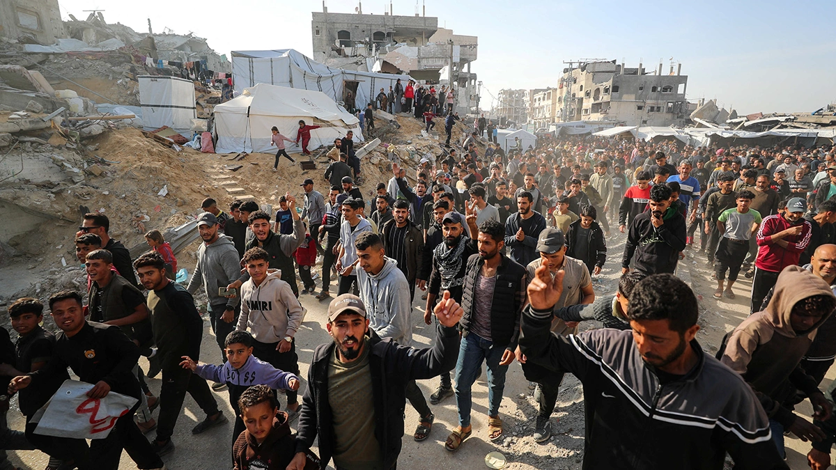 <p>Palestinos protestan para exigir el fin de la guerra, coreando eslóganes contra Hamás, en Beit Lahiya, en el norte de la Franja de Gaza, el 26 de marzo de 2025 - PHOTO/REUTERS </p>