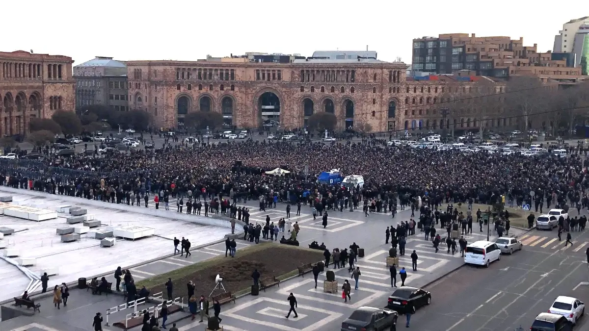 Centenares de armenios congregados en la Plaza de la República de Ereván, en la ciudad de Ereván, Armenia - PHOTO/REDES SOCIALES