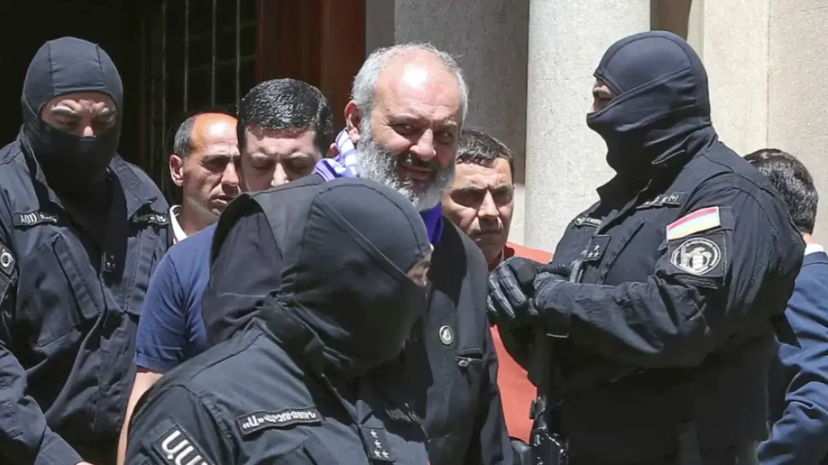 <p>Imágenes de la detención del arzobispo Bagrat Galstanyan, una figura destacada de la Iglesia Apostólica Armenia y opositor al Gobierno - PHOTO/REDES SOCIALES</p>