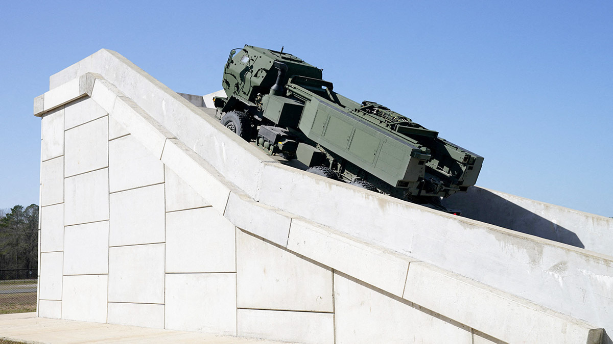 <p>Un lanzamisiles HIMARS (Sistema de Cohetes de Artillería de Alta Movilidad) sube por una rampa de 60 grados en una pista de pruebas en Lockheed Martin Camden Operations en Camden, Arkansas, EE. UU., el 27 de febrero de 2023 - REUTERS/ KEVIN LAMARQUE</p>