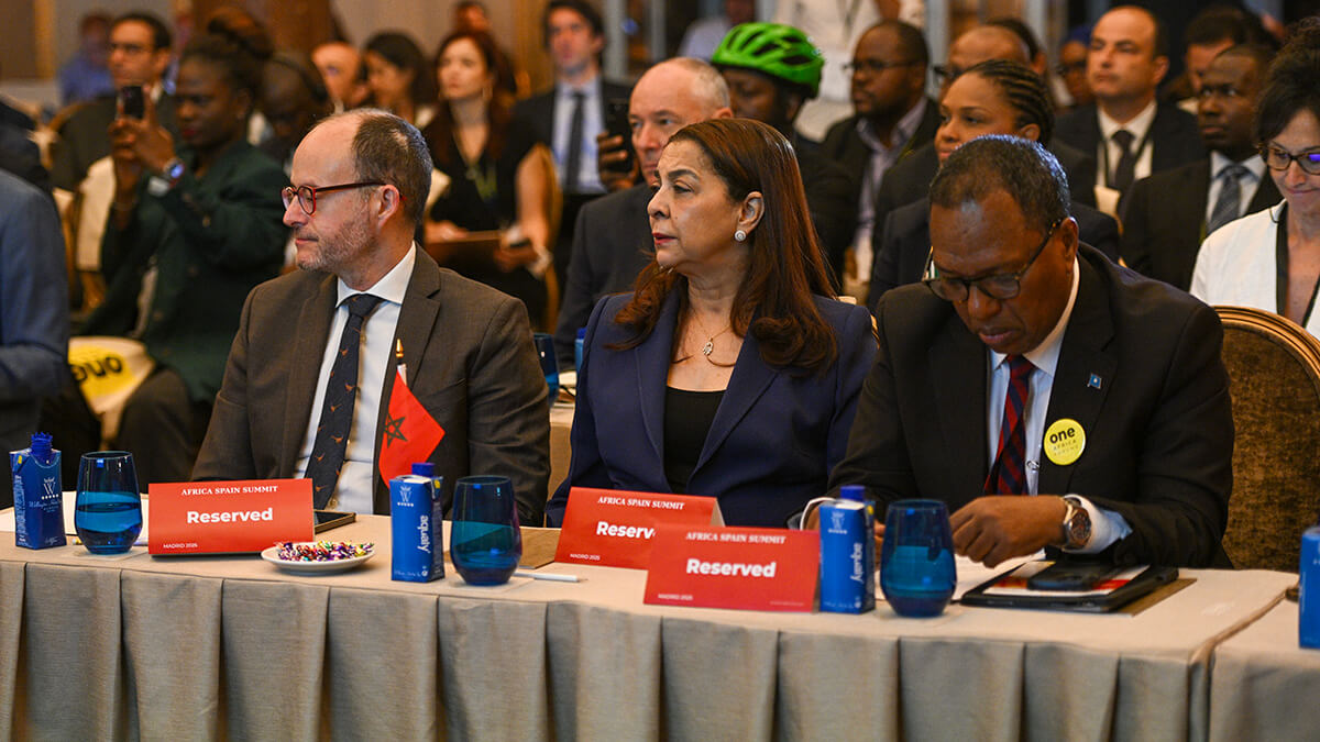 El secretario de Estado español Diego Martínez Belío, Karima Benyaich, embajadora de Marruecos en España, y Elmi Mohamud, ministro somalí - PHOTO/ATALAYAR