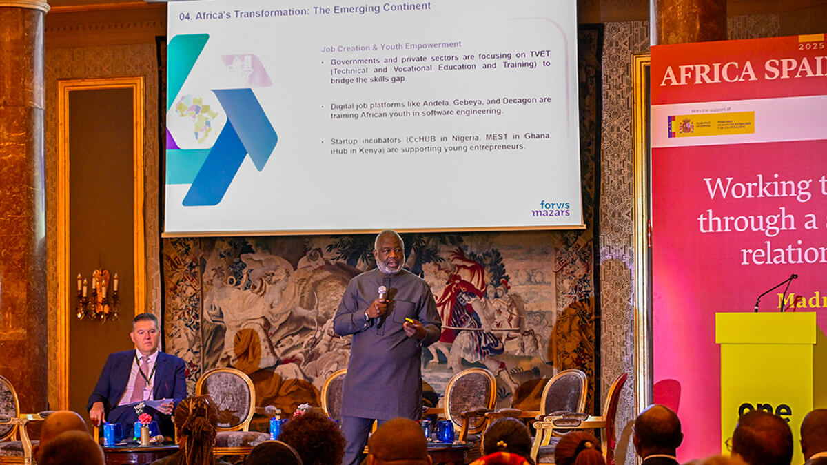 Abdou Diop, socio director de la consultora Forvis Mazars, y Pau Solanilla Franco, socio de Harmon y consultor en asuntos globales - PHOTO/ATALAYAR