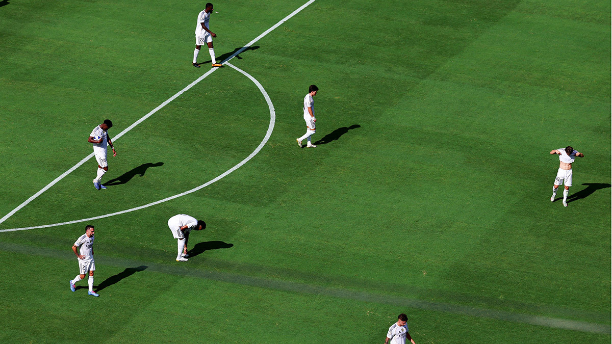 <p>os jugadores del Real Madrid abatidos después de que Gonçalo Ramos del Paris St Germain anotara su cuarto gol - REUTERS/ HANNAH McKAY </p>
