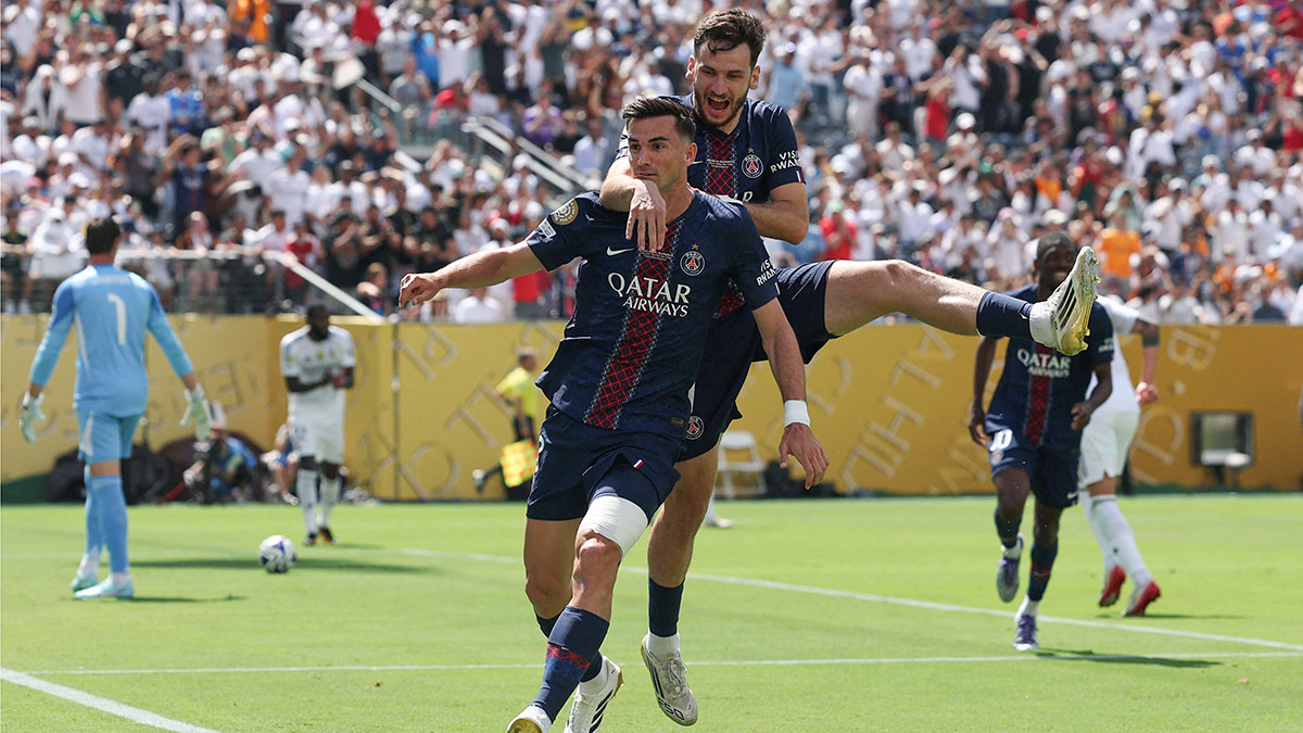 <p>Fabian Ruiz del Paris St Germain celebra su primer gol con Khvicha Kvaratskhelia - REUTERS/ AMANDA PEROBELLI </p>
