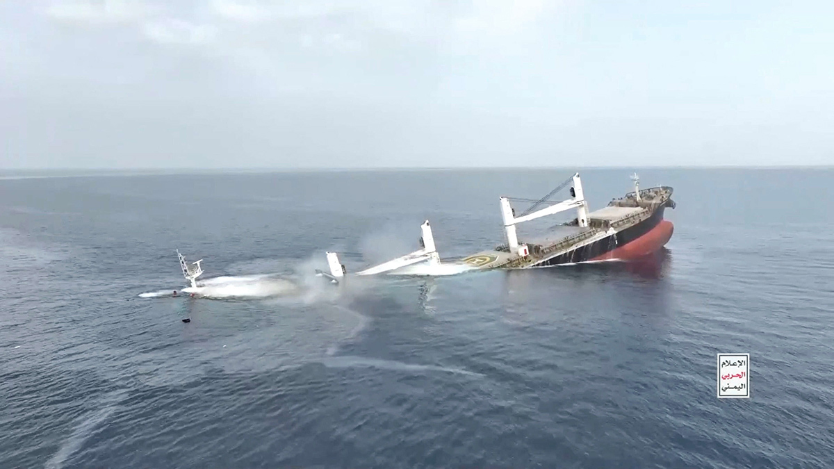 <p>Un buque, supuestamente operado por Grecia y con bandera liberiana, se hunde en un video publicado por los hutíes de Yemen en el Mar Rojo - HOUTHI MEDIA CENTER vía REUTERS</p>