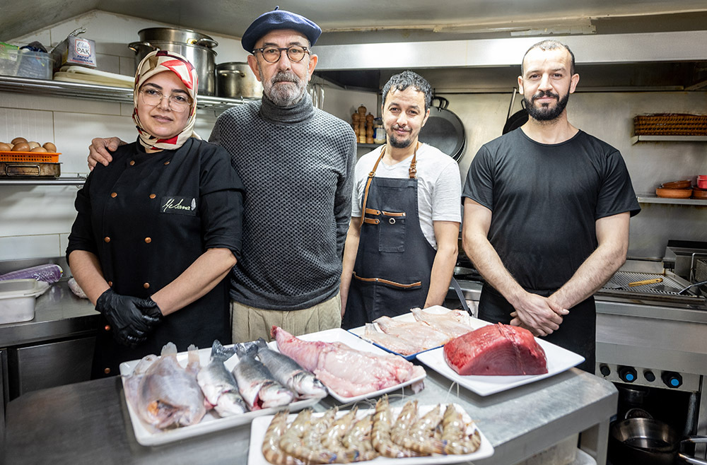Pablo Miguel Urquijo Sierra, propietario del restaurante Mesana, junto a parte de la plantilla en la Bahía de Tánger, Marruecos - PHOTO/ATALAYAR