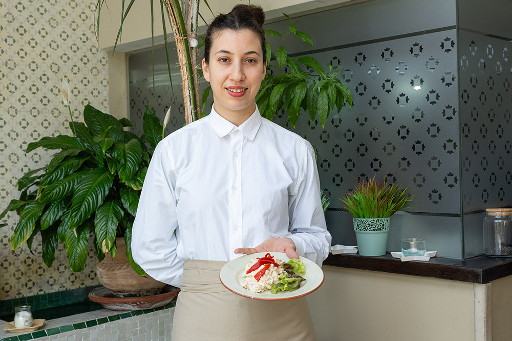 Trabajadora del restaurante Mesana en la Bahía de Tánger, Marruecos - PHOTO/ATALAYAR