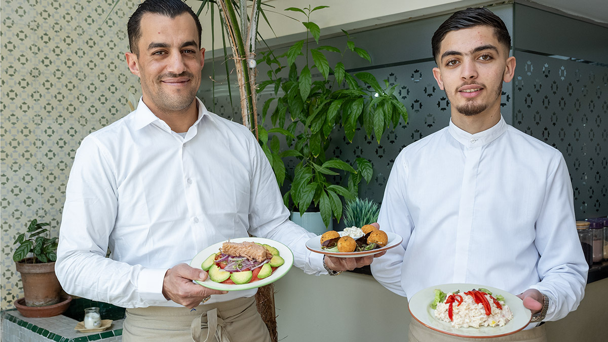Trabajadores del restaurante Mesana en la Bahía de Tánger, Marruecos - PHOTO/ATALAYAR