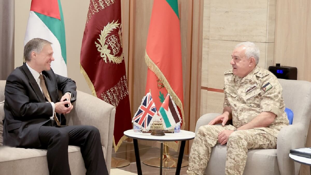 Jordania dispone de un Centro Militar para la Lucha contra el Terrorismo y el Extremismo. En imagen, el Jefe del Estado Mayor Conjunto, el general Yousef Ahmed Al-Hnaity, con el embajador británico en Amán - PHOTO/Royal Jordan Armed Forces